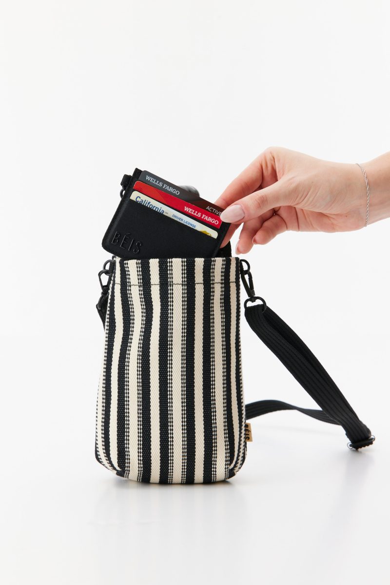 BEIS224568 StripedWaterBottleKoozie Black Details 0458