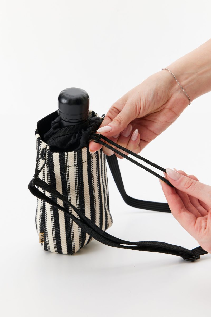 BEIS224568 StripedWaterBottleKoozie Black Details 0459