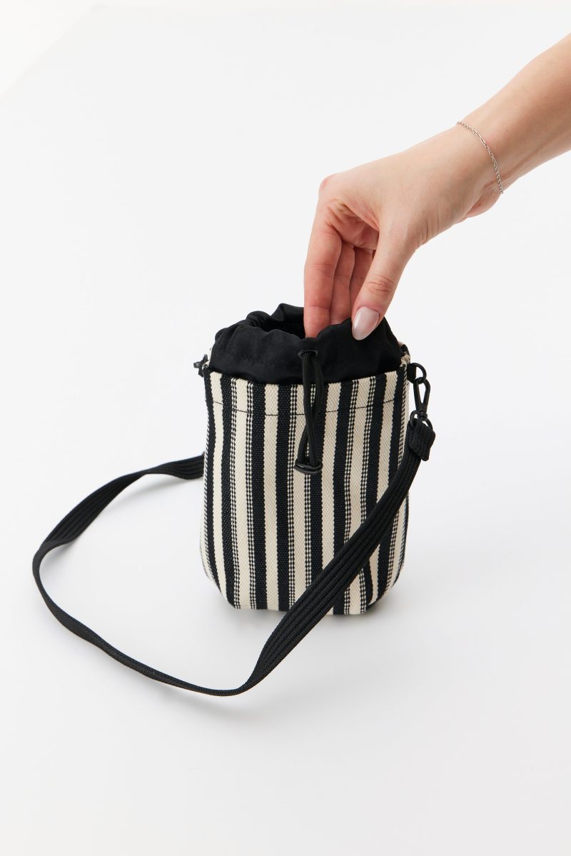 BEIS224568 StripedWaterBottleKoozie Black Details 0461