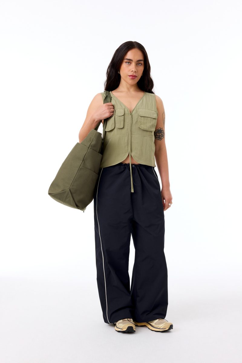 BEIS324601 TheUtilityTote Olive Model 0714 V1