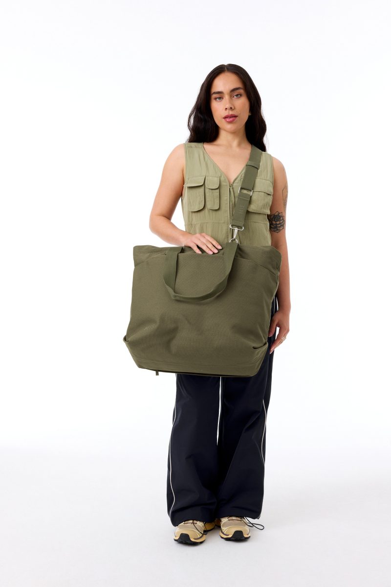 BEIS324601 TheUtilityTote Olive Model 0729 V1