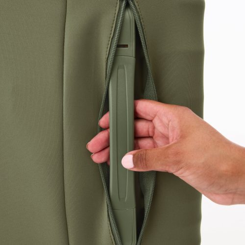 BEIS324746 Themediumcheck inlugaggecover Olive Detail 1059 V2 7208eb75 945d 4206 a28f 7221a119359b