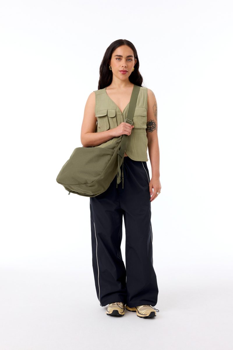 BEIS324787 TheCarryAllCrossbody Olive Model 0775 V1