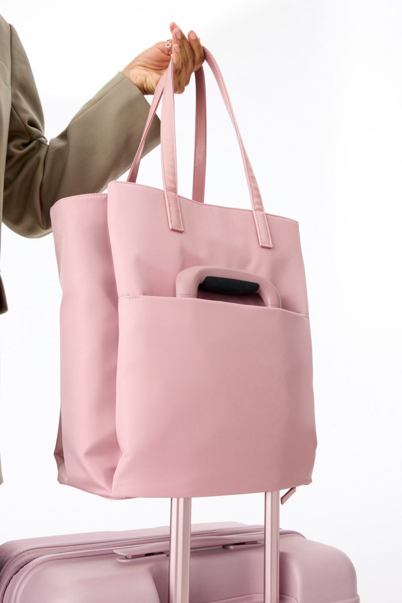 BEIS324830 TheCommuterTote AtlasPink Details 0778 V1