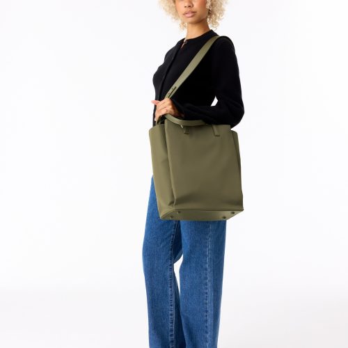 BEIS324832 TheCommuterTote Olive Model 0331 V1