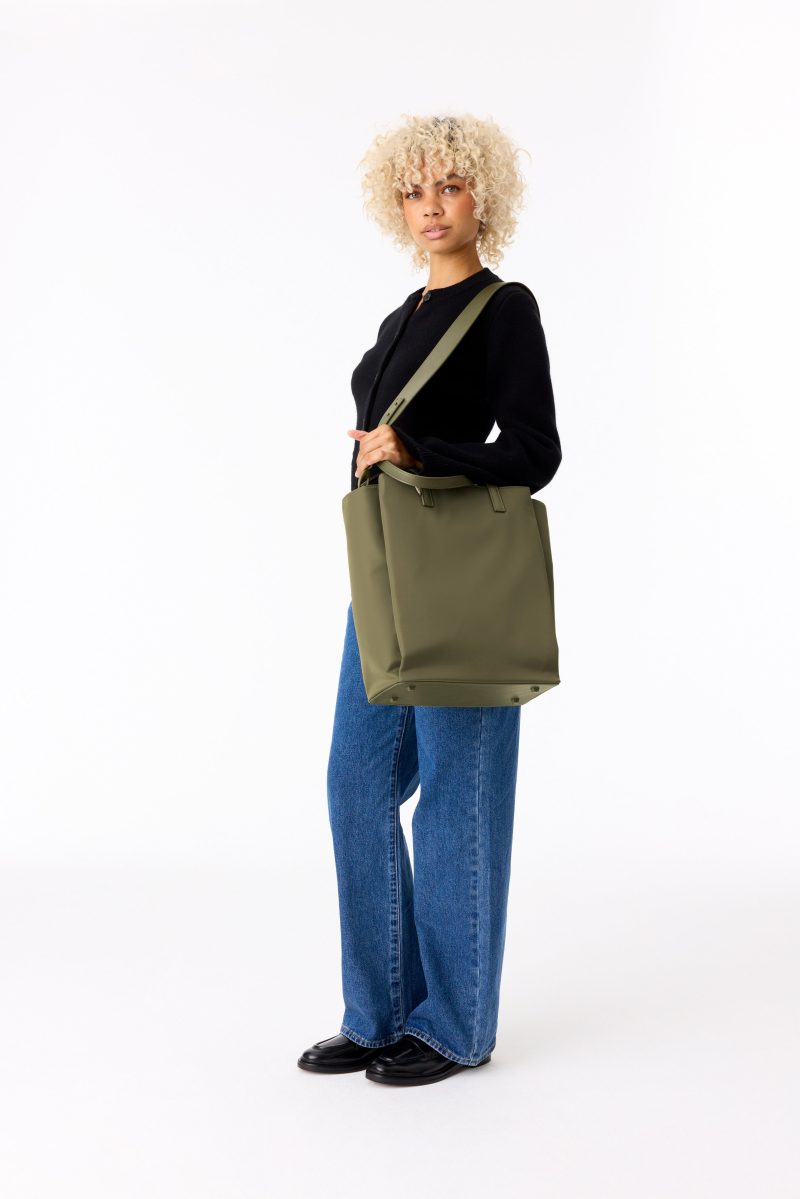 BEIS324832 TheCommuterTote Olive Model 0331 V1