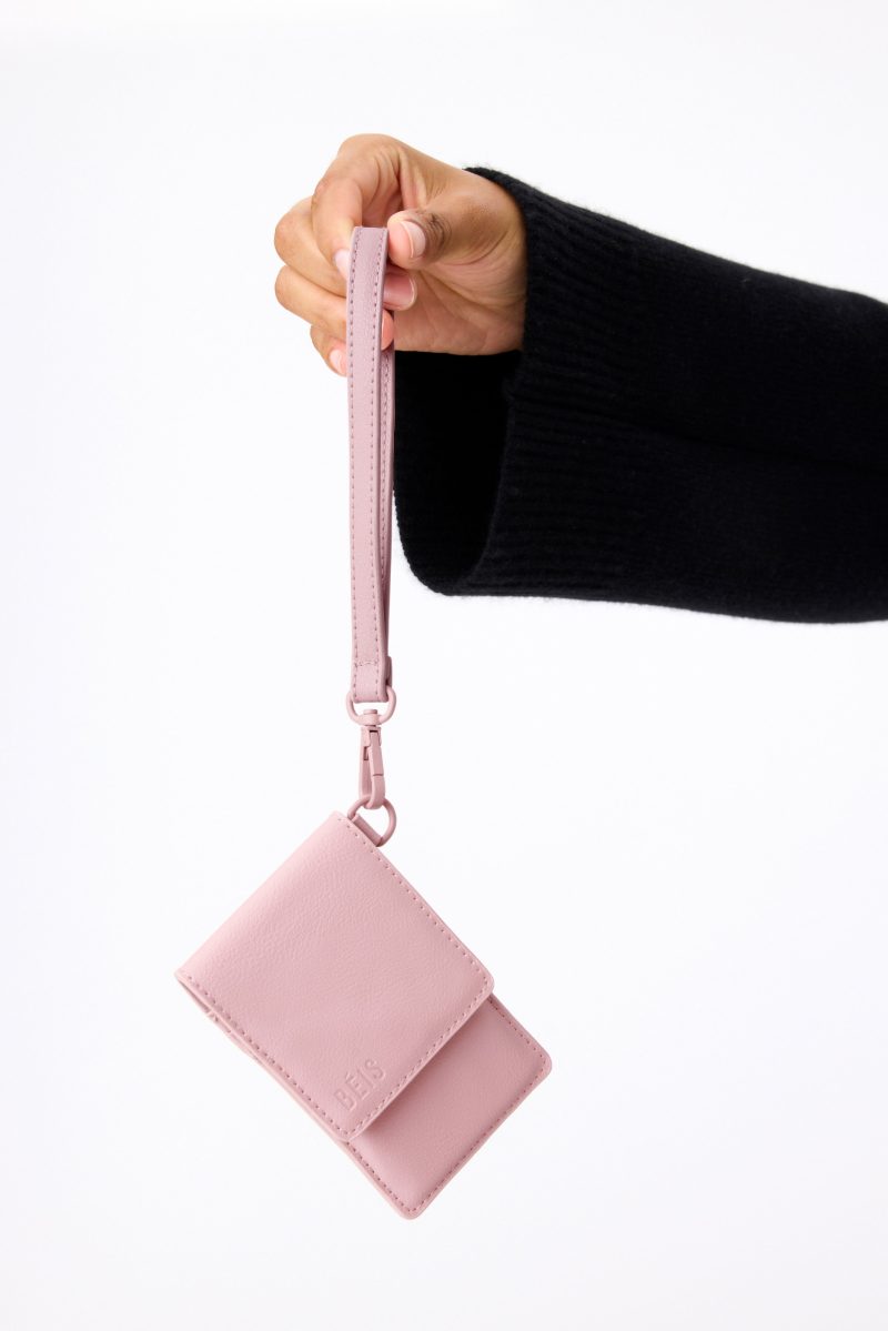 BEIS324852 TheIDWristlet AtlasPink Details 0468 V1