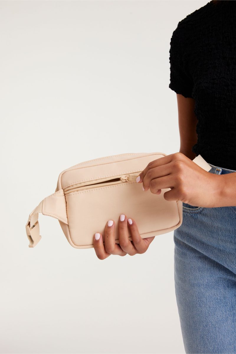 Untitled 1 0000s 0056 BEIS323440 BeltBag Beige details 3184